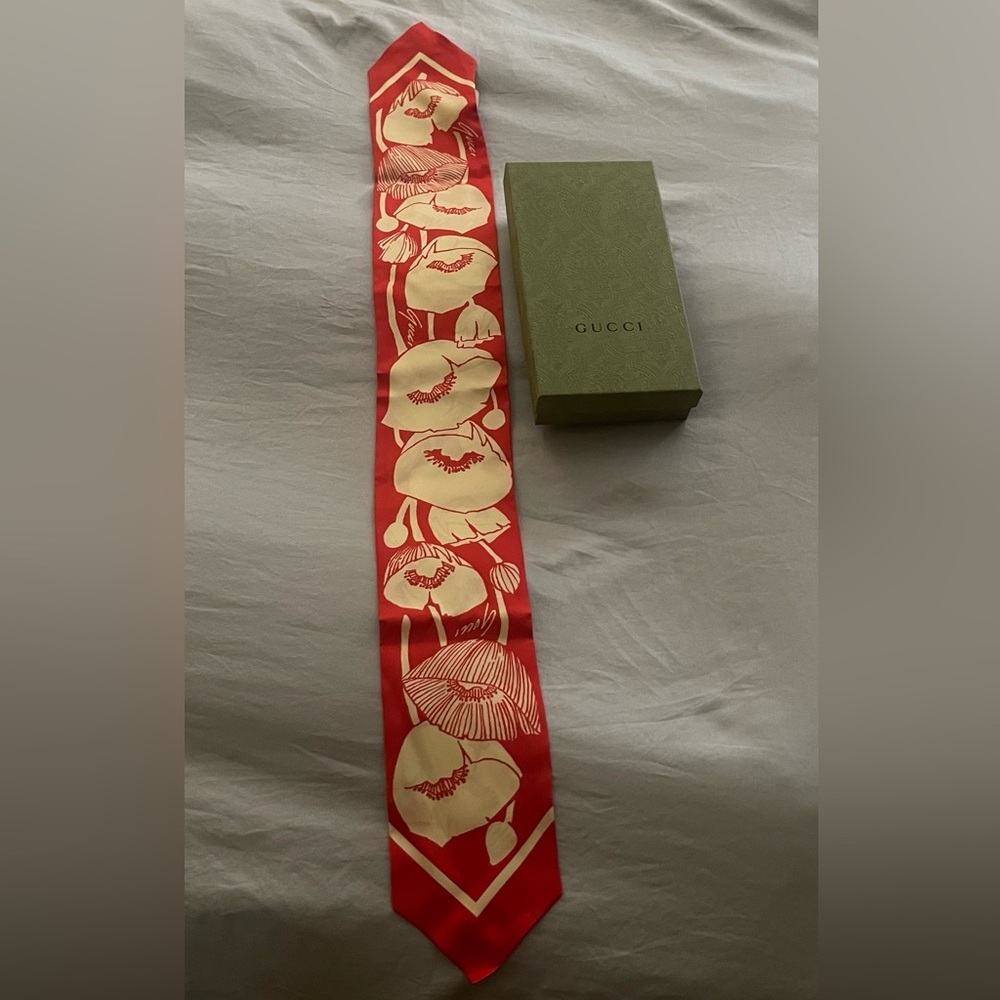 Gucci floral silk neck bow